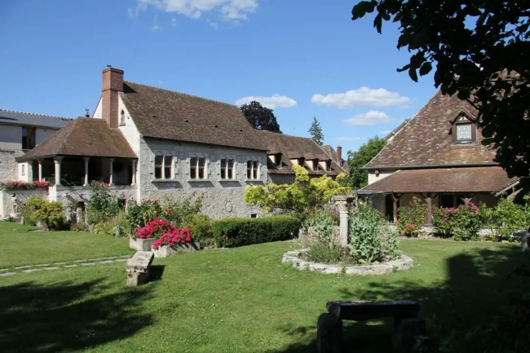 découvrez une escapade romantique près de troyes, où l'amour et la nature s'entremêlent. profitez d'hébergements charmants, de balades en duo et de délicieux restaurants pour une expérience inoubliable à deux.