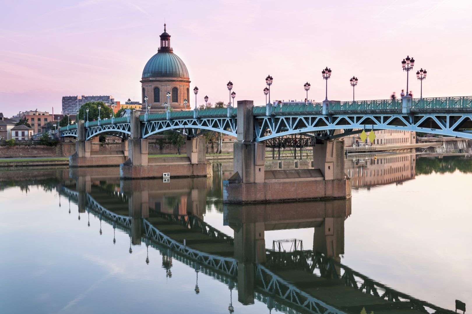 découvrez un week-end amoureux inoubliable à toulouse, entre balades romantiques, gastronomie locale savoureuse et détente dans des lieux enchanteurs. profitez de cette escapade pour raviver la flamme de votre amour dans cette ville rose pleine de charme.