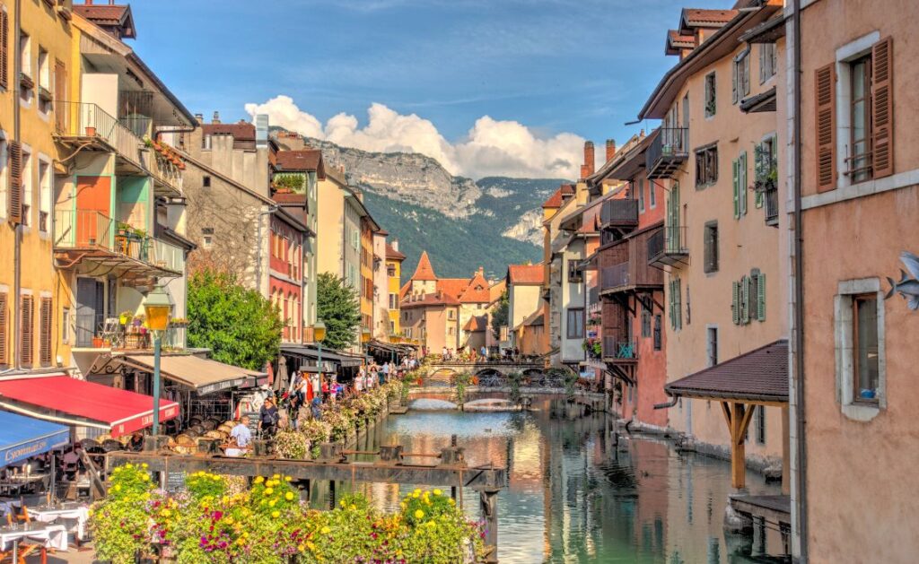 découvrez le charme d'un week-end romantique à annecy, entre balades idylliques au bord du lac, dîners aux chandelles et vues imprenables sur les montagnes. offrez-vous une escapade inoubliable dans la venise des alpes.