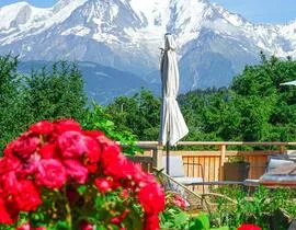 découvrez le charme d'un week-end romantique à annecy, entre ses canaux pittoresques, ses paysages alpins et ses délicieuses adresses gastronomiques. vivez des moments inoubliables avec votre partenaire dans cette ville enchantée.
