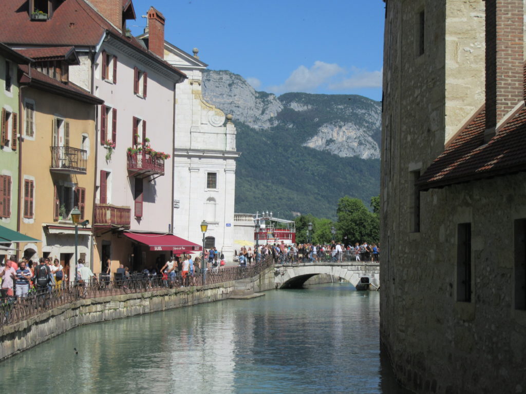 découvrez le charme d'un week-end romantique à annecy, entre ses canaux enchanteurs, ses ruelles pittoresques et le majestueux lac. offrez-vous des moments inoubliables en tête-à-tête dans cette ville romantique, parfaite pour une escapade amoureuse.