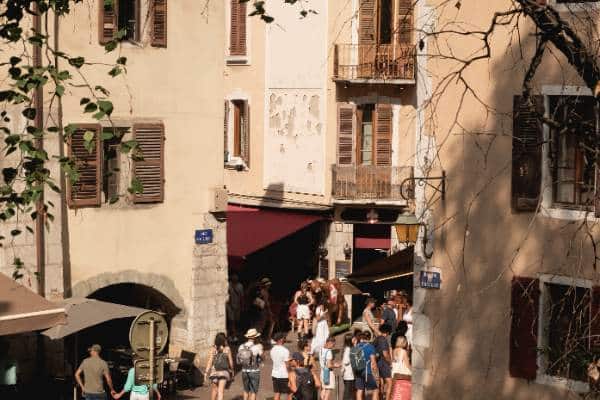 découvrez un week-end romantique à annecy, la venise des alpes. profitez des paysages enchanteurs, des balades au bord du lac et des dîners aux chandelles. une escapade parfaite pour raviver la passion!