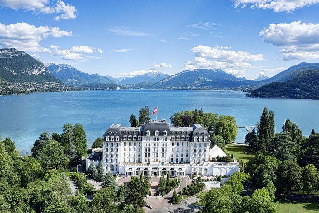 découvrez le charme d'un week-end romantique à annecy, entre balades au bord du lac, dîners aux chandelles et paysages enchanteurs. profitez de l'atmosphère romantique de cette ville médiévale, idéale pour raviver la flamme de l'amour.
