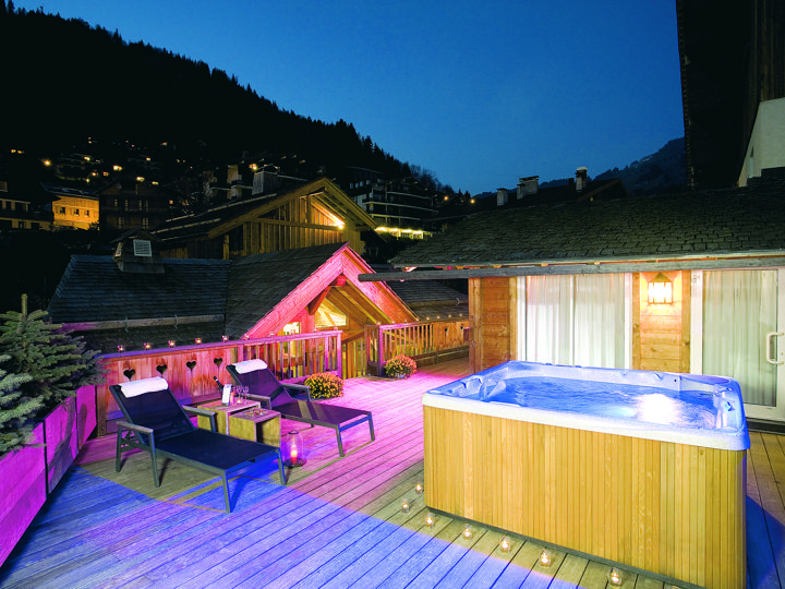 profitez d'un week-end ski romantique au cœur des montagnes. détendez-vous dans un chalet chaleureux, explorez les pistes enneigées main dans la main et savourez des dîners aux chandelles. une escapade parfaite pour les couples en quête de romantisme et d'aventure.