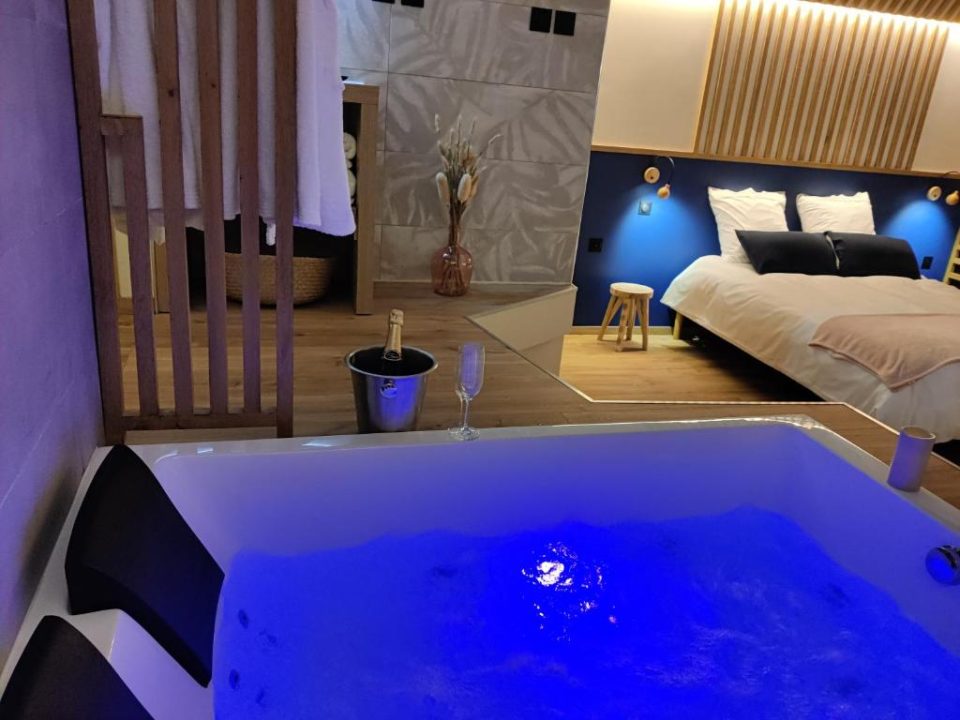 découvrez notre sélection d'hôtels romantiques équipés de jacuzzis pour des escapades inoubliables en couple. profitez d'un cadre intimiste, de services haut de gamme et de moments de détente privilégiés dans des destinations idylliques.