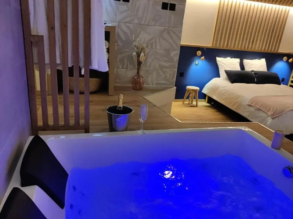 découvrez notre sélection d'hôtels romantiques équipés de jacuzzis pour des escapades inoubliables en couple. profitez d'un cadre intimiste, de services haut de gamme et de moments de détente privilégiés dans des destinations idylliques.