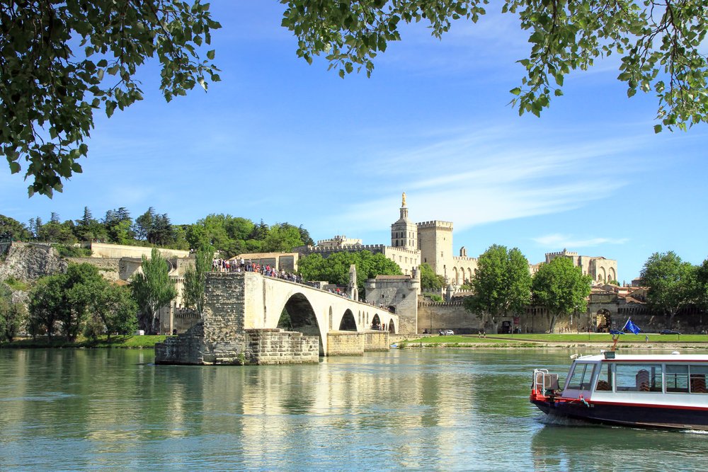découvrez le charme d'avignon le temps d'un week-end inoubliable ! explorez ses monuments historiques, flânez dans ses ruelles pittoresques et savourez la gastronomie locale. un séjour entre culture et détente vous attend dans cette cité des papes.