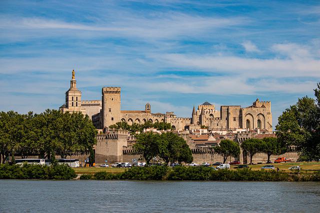 découvrez les merveilles d'avignon lors d'un week-end inoubliable. explorez le célèbre palais des papes, flânez dans les ruelles pittoresques et savourez la délicieuse cuisine provençale. profitez d'un séjour relaxant à travers l'histoire et la culture de cette ville captivante.