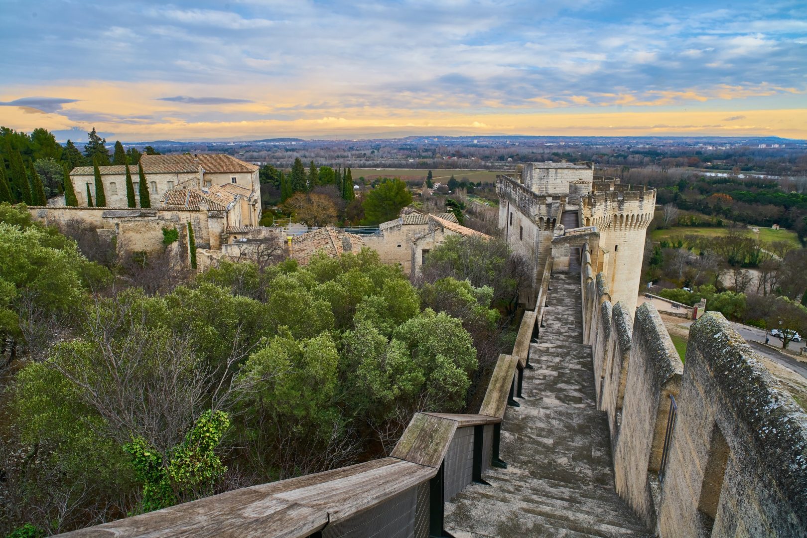 découvrez avignon le temps d'un week-end inoubliable ! plongez dans l'histoire avec le palais des papes, flânez dans les ruelles pittoresques et savourez la gastronomie provençale. une escapade riche en culture et en charme vous attend.