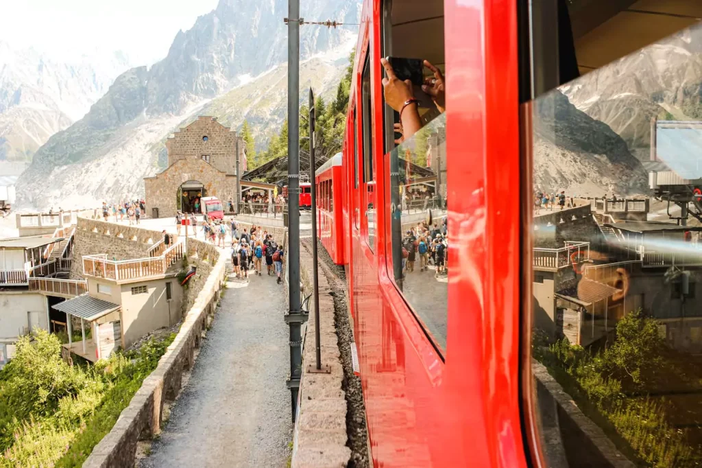 découvrez un week-end romantique à chamonix, où la magie des montagnes rencontre l'intimité. offrez-vous des moments inoubliables dans des chalets chaleureux, profitez de dîners aux chandelles avec une vue imprenable sur le mont blanc et explorez ensemble des paysages spectaculaires. évadez-vous en amoureux dans ce cadre enchanteur.