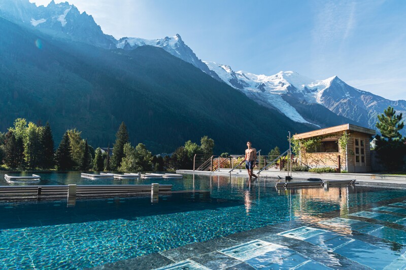 évadez-vous pour un week-end romantique à chamonix, où les montagnes majestueuses et l'atmosphère chaleureuse vous plongeront dans un havre de paix. profitez de balades en amoureux, de dîners raffinés et de moments inoubliables au cœur des alpes.