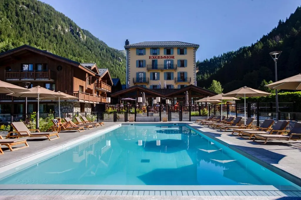 découvrez un week-end romantique à chamonix, où l'amour rencontre les sommets majestueux des alpes. profitez de balades en montagne, dîners aux chandelles et moments inoubliables dans un cadre enchanteur. offrez-vous une escapade romantique inégalée!