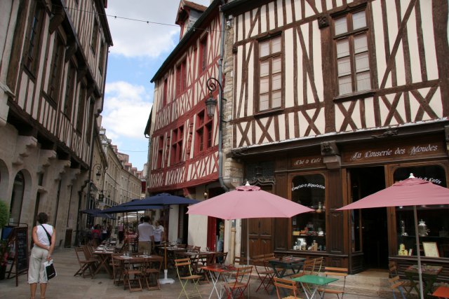 découvrez le charme d'un week-end romantique à dijon, entre ses ruelles médiévales et sa gastronomie raffinée. profitez d'escapades romantiques, de dîners aux chandelles et de doux moments à deux dans cette belle ville bourguignonne.