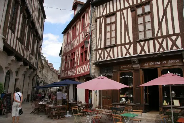 découvrez le charme d'un week-end romantique à dijon, entre ses ruelles médiévales et sa gastronomie raffinée. profitez d'escapades romantiques, de dîners aux chandelles et de doux moments à deux dans cette belle ville bourguignonne.