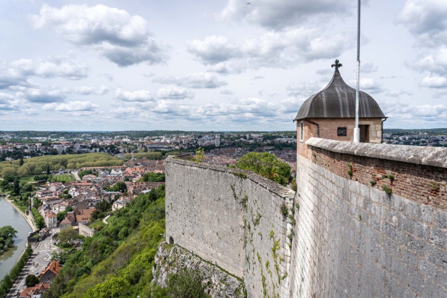 découvrez un week-end romantique à besançon, où vous pourrez explorer des paysages pittoresques, savourer une délicieuse cuisine locale et créer des souvenirs inoubliables en couple. laissez-vous séduire par le charme de cette ville historique et ses activités adaptées aux amoureux.