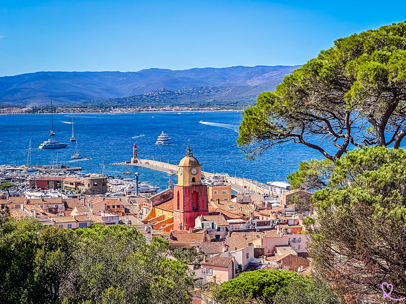 découvrez un week-end amoureux inoubliable dans un charmant village près de cannes, idéal pour une escapade romantique entre mer et nature.
