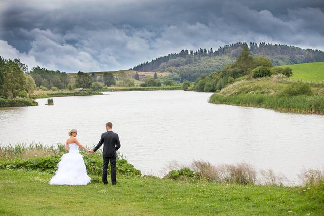 découvrez notre annuaire 2026 des photographes de mariage à besançon pour trouver le professionnel idéal qui capturera les moments précieux de votre journée spéciale.