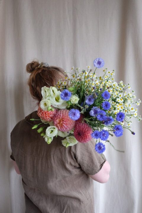découvrez comment créer un magnifique bouquet de mariée diy avec des fleurs locales pour un mariage naturel et authentique.