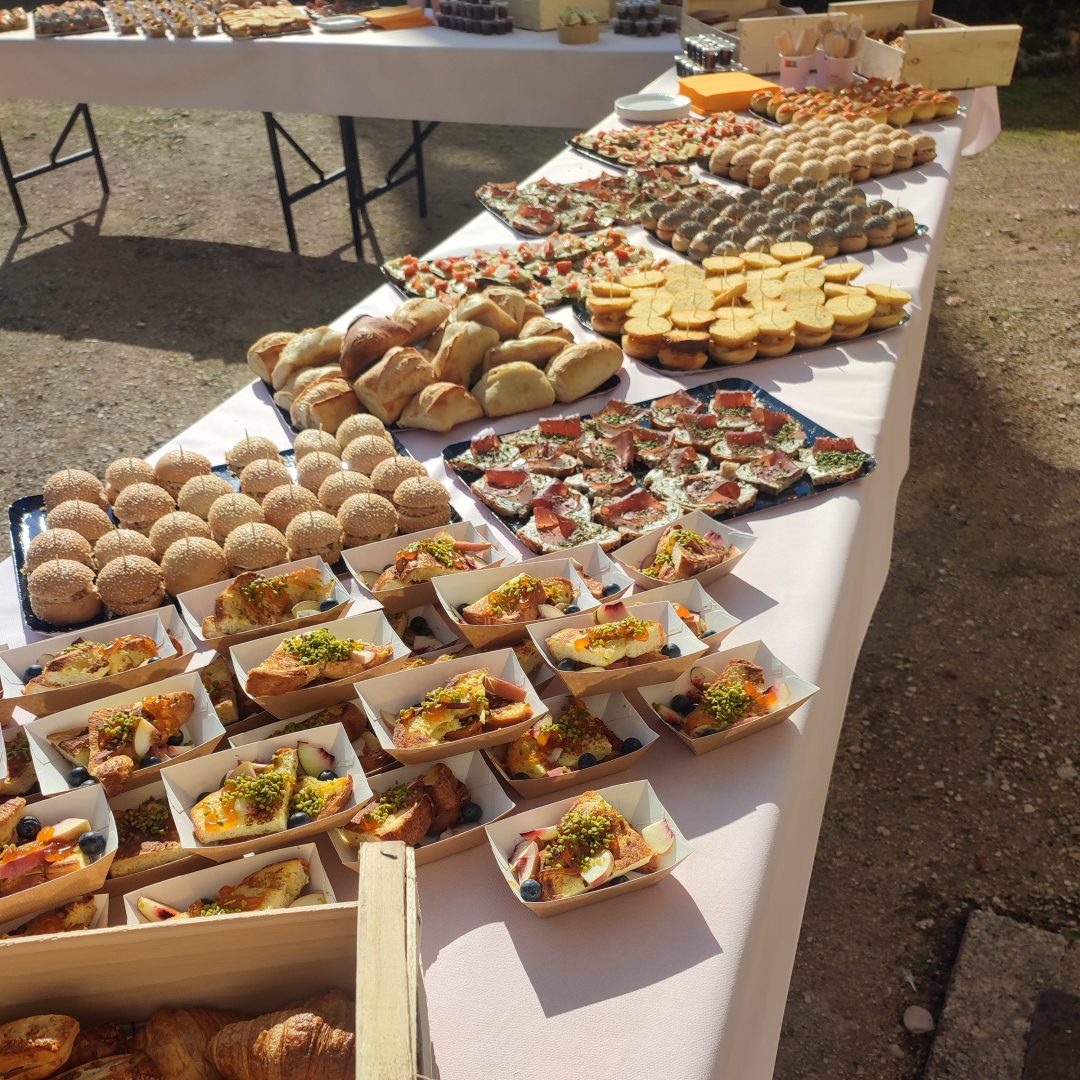 découvrez des idées originales et des prestataires professionnels pour organiser un brunch du lendemain réussi et convivial.