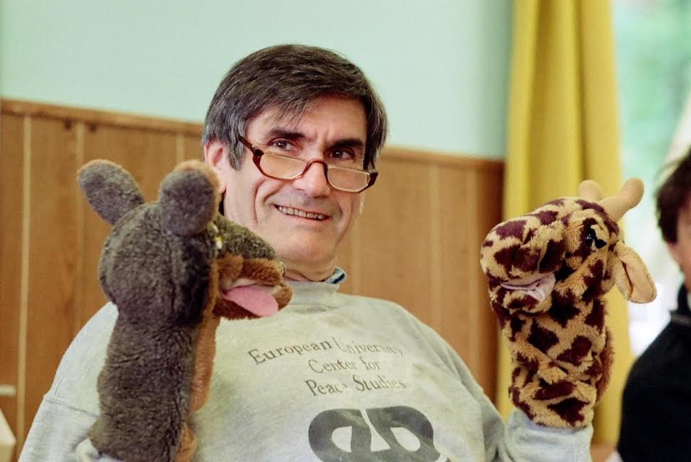 découvrez 7 exercices de communication non violente pour renforcer la compréhension et l'harmonie dans votre couple.