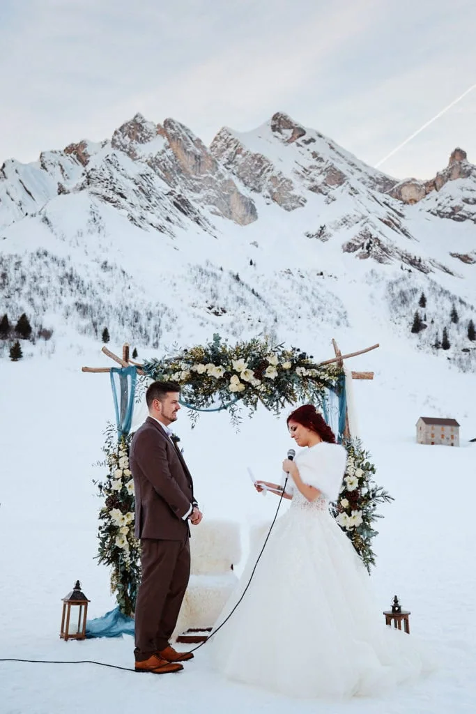 découvrez notre guide complet pour un mariage d'hiver réussi dans le jura : conseils météo, logistique adaptée et astuces photo pour immortaliser ce moment unique.