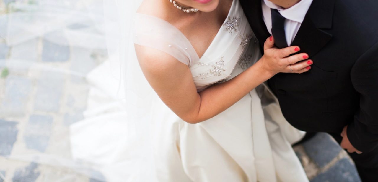 découvrez les démarches administratives et les implications fiscales essentielles pour un mariage franco-suisse réussi.