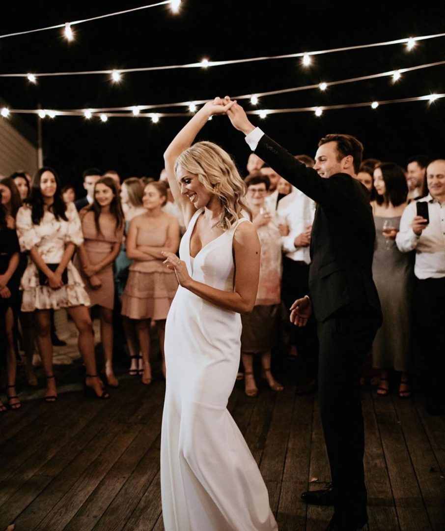 découvrez nos playlists spécialement sélectionnées pour l'ouverture de bal et la soirée, afin d'animer vos moments inoubliables avec les meilleurs morceaux.