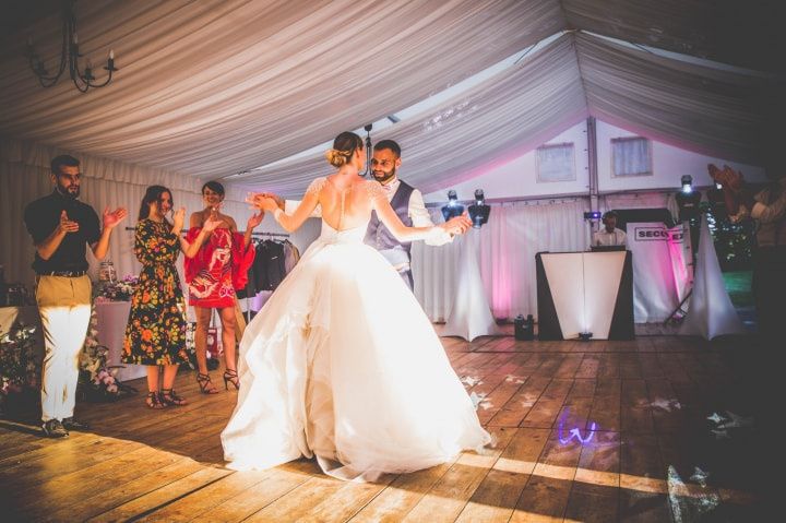 découvrez nos playlists idéales pour l'ouverture de bal et la soirée, avec des musiques entraînantes pour créer une ambiance festive et inoubliable.