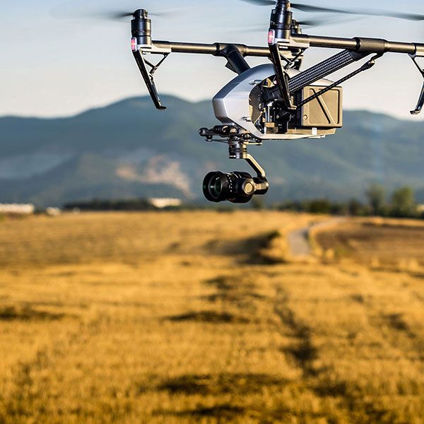 découvrez la réglementation en vigueur pour la photo, la vidéo et l'utilisation de drones lors de mariages en france et en suisse, afin de garantir un événement conforme et sécurisé.