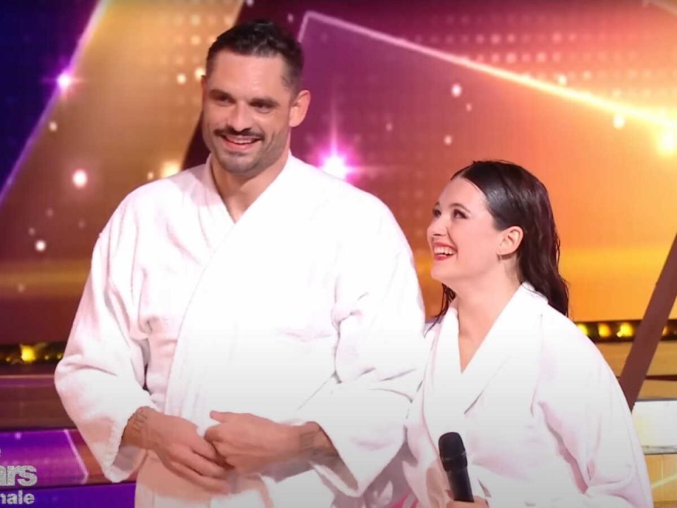 découvrez la complicité de florent manaudou et elsa bois en tribune, un moment tendre et complice capturé lors d'un événement sportif.