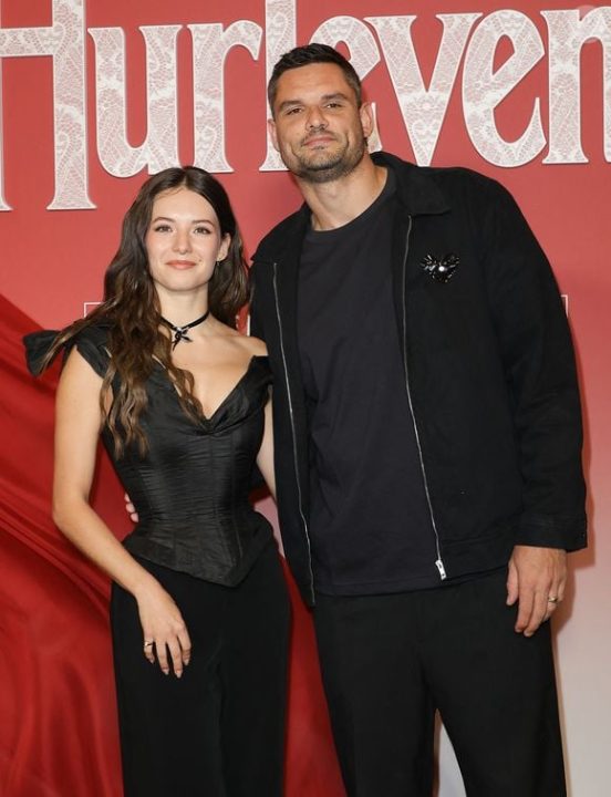 découvrez la complicité révélée entre florent manaudou et elsa bois en tribune, un moment de tendresse et de complicité capturé lors d'un événement.