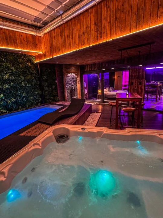 découvrez un manoir secret en belgique offrant des suites élégantes, une piscine privée et un spa pour un séjour de luxe et détente inoubliable.